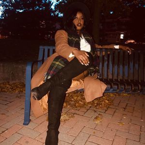 Meet your Posher, Ebony